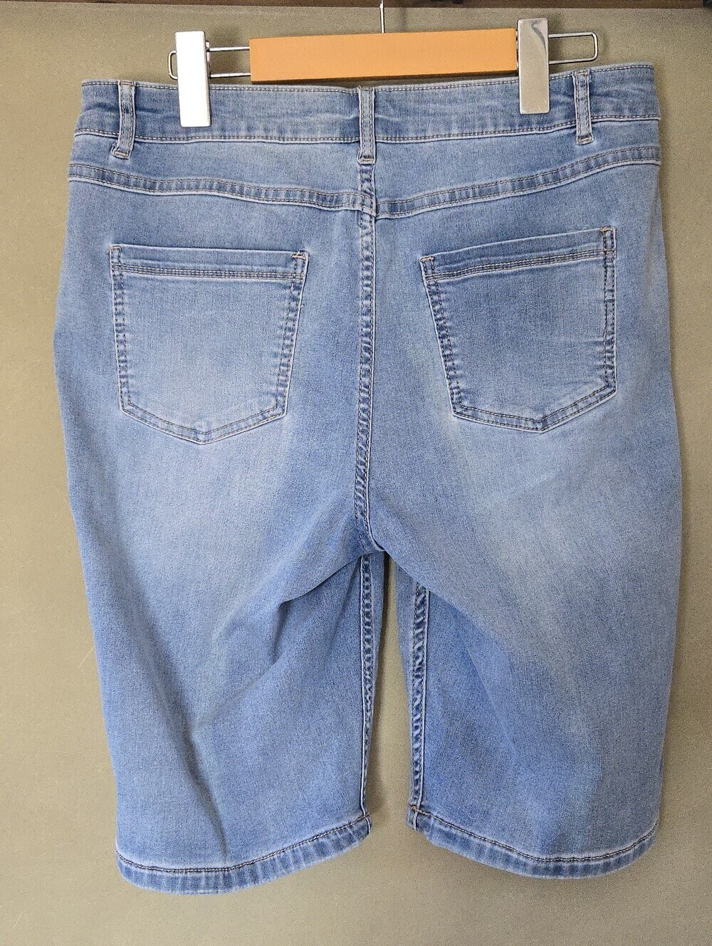 Marie Claire Boutiques | Reversible Floral Denim Bermuda Shorts, 2-in-1! Size 11 - Picture 5 of 11
